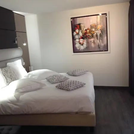 Hotel L'hostellerie Du Chateau 3*